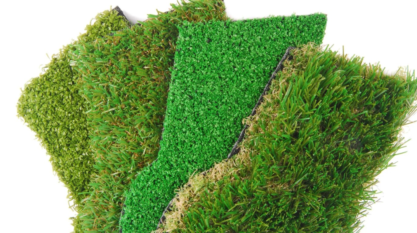 Mulch bed maintenance and artificial turf options in Poinciana, FL